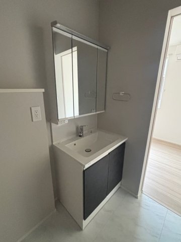 洗面設備　※写真は101号室です。 ※相違する場合は現況を優先いたしま