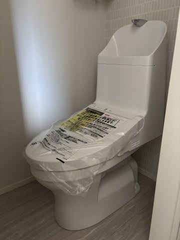 トイレ　※写真は101号室です。 ※相違する場合は現況を優先いたしま