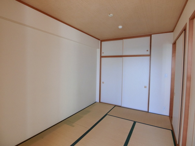 その他部屋・スペース　和室６帖　天袋付き押入れ　照明器具付き（２０２１年１月撮影）