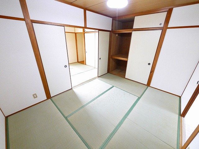 その他部屋・スペース　開放的な寝室です