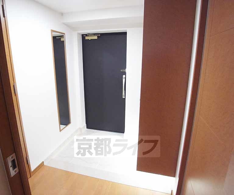 玄関　広くて美しい玄関。足元も明るいです。