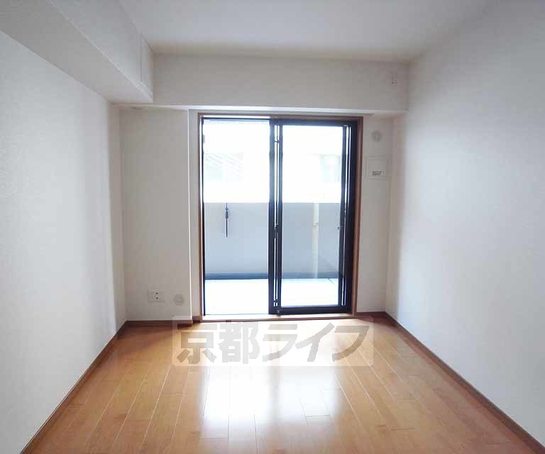 居室・リビング　バルコニーつきの風通しの良いお部屋ですよ