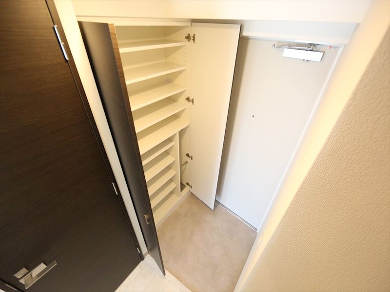 玄関　玄関　シューズボックス完備