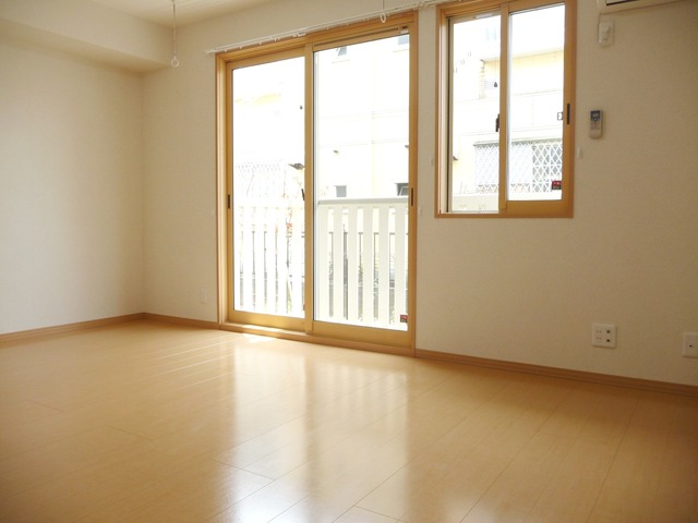 居室・リビング　参考写真（当建物別部屋のものです）