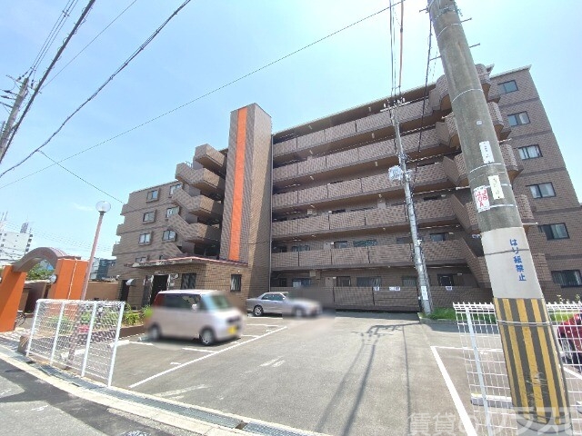 建物外観　閑静な住宅街に存在感のある佇まい！