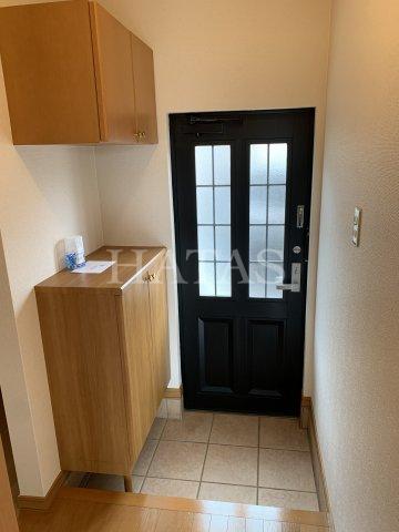玄関　同物件別部屋です。