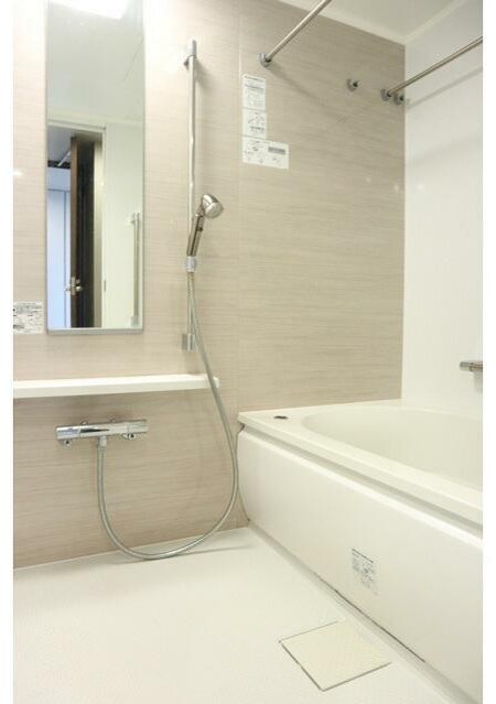 バス・シャワールーム　嬉しい追い焚き・浴室乾燥機付きです♪