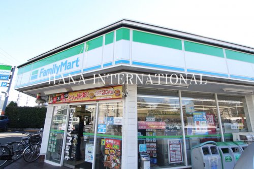 コンビニ　ファミリーマート（コンビニ）まで819m