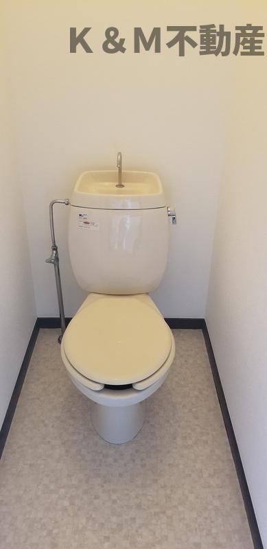 トイレ　落ち着いた色調のトイレです