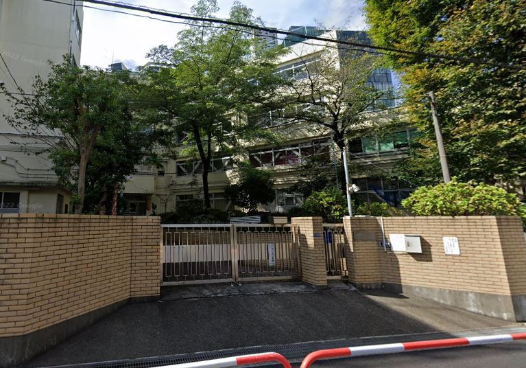 小学校　新宿区立天神小学校（小学校）まで278m