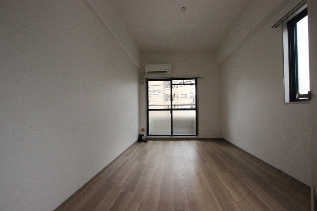 居室・リビング　同物件別号室のものです。