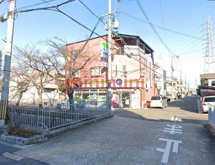 コンビニ　ファミリーマート藤原春日町店（コンビニ）まで412m