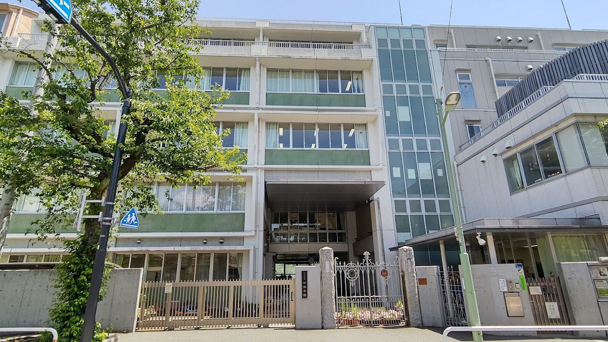 中学校　伊藤中学校（中学校）まで923m