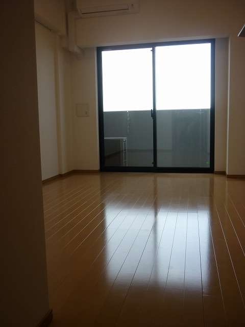 居室・リビング　「落ち着いた色合いの床材を使用した居住空間」