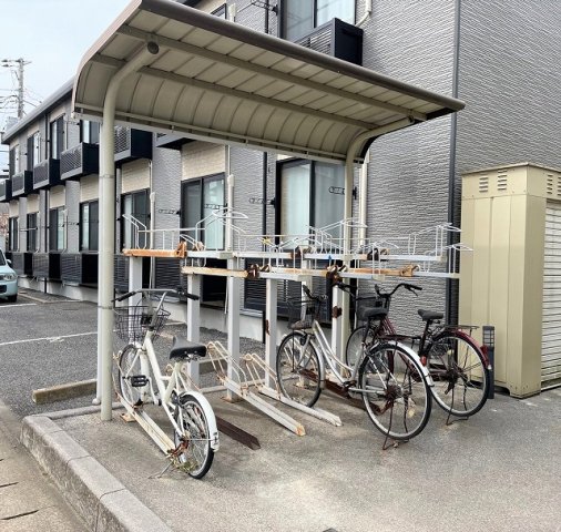 その他　屋根付き駐輪場完備