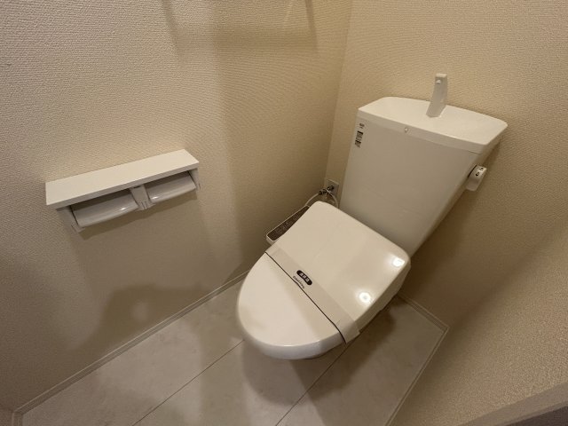 トイレ　同物件別号室のため参考写真です。