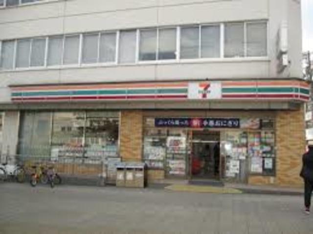 コンビニ　セブンイレブン阪急岡町駅前店（コンビニ）まで825m
