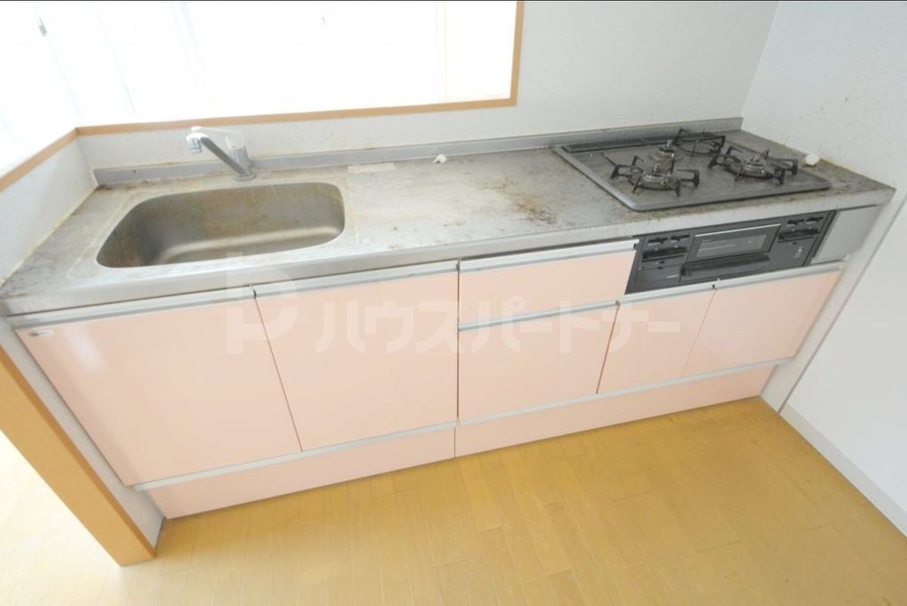 キッチン　クリーニング前のお写真です。