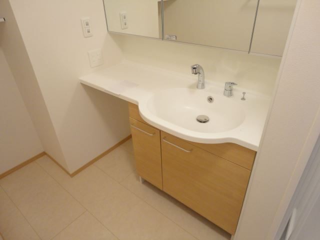 洗面設備　シャワー付洗面化粧台