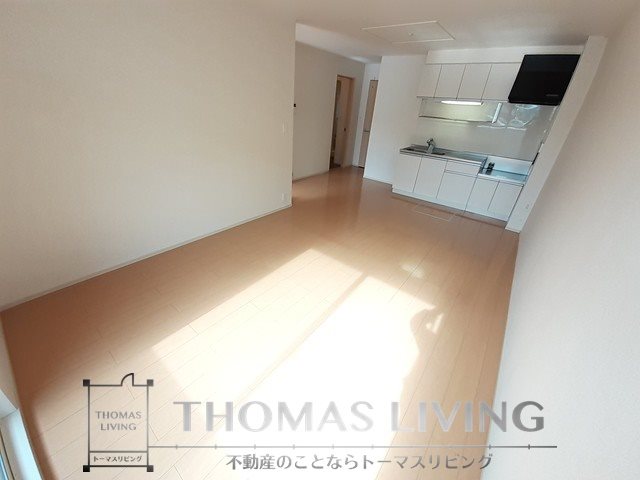 居室・リビング　13.5帖の広々としたリビング御座いますよ。