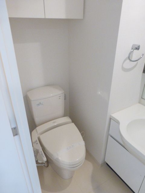 トイレ　★綺麗なトイレで収納付きです★