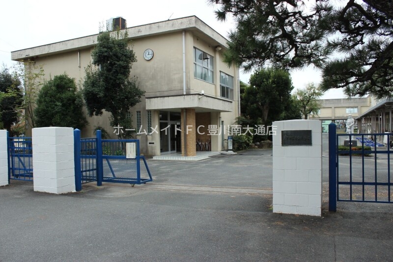 小学校　豊川市立中部小学校（小学校）まで421m
