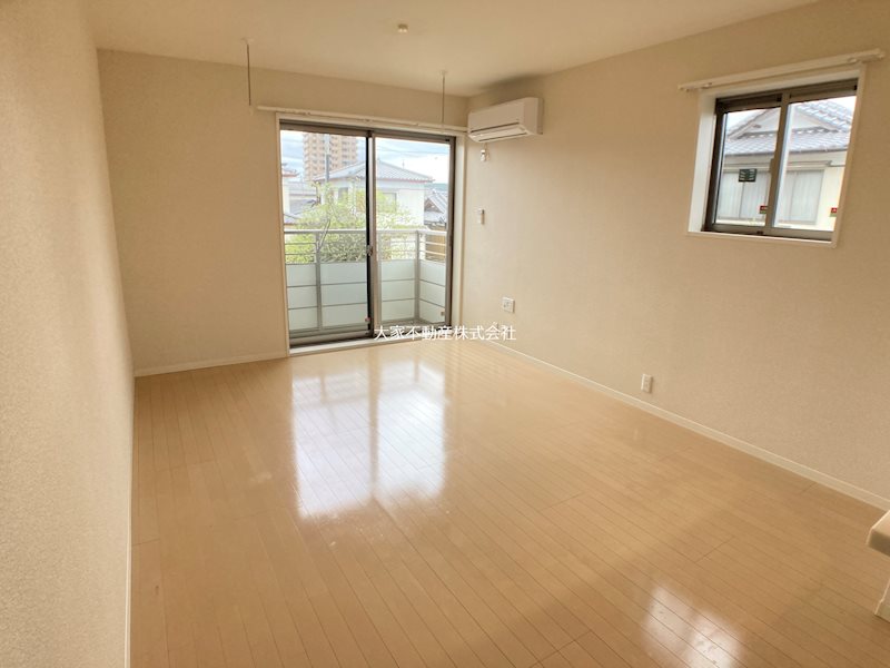 居室・リビング　※別部屋写真の為イメージ。左右反転※