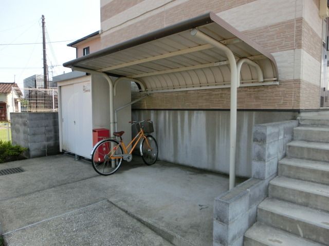 その他共有部分　屋根付きの駐輪場。