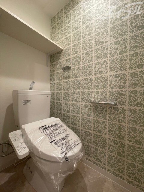 トイレ　上に便利な収納付きです！