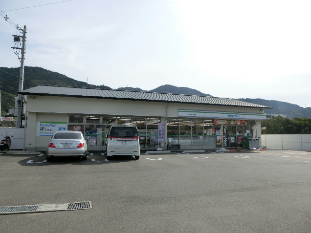 コンビニ　ファミリーマート 大宅中小路町店（コンビニ）まで77m