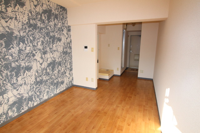 居室・リビング　洋室９．３帖　アクセントクロスが印象的なお部屋です☆