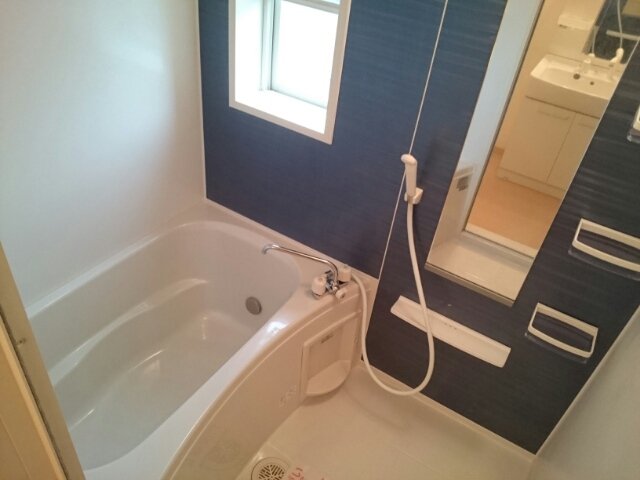 バス・シャワールーム　落ち着いた空間のお風呂です