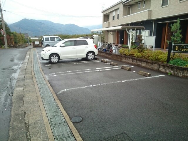 駐車場　駐車場に車を止められます