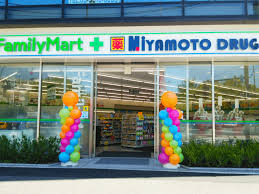 ドラックストア　ファミリーマート＋ミヤモトドラッグ御成門店（ドラッグストア）まで201m