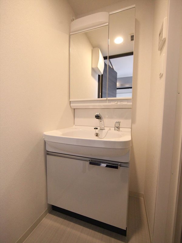 洗面設備　脱衣所　独立洗面台（シャンプードレッサー付）