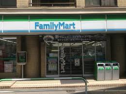 コンビニ　ファミリーマート 用賀二丁目店（コンビニ）まで128m