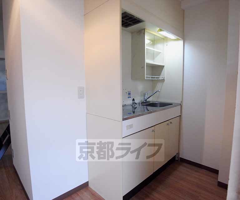 キッチン　コンパクトながらも冷蔵庫も置けます。