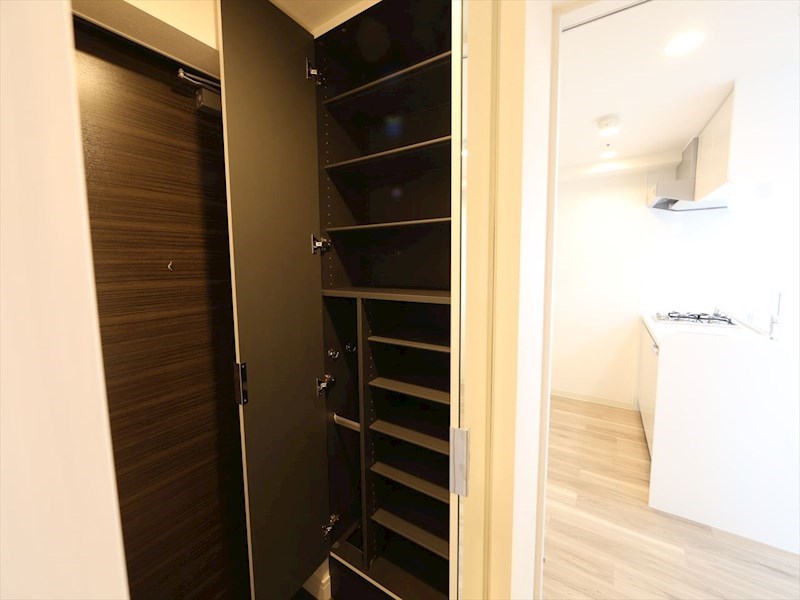 玄関　玄関　姿見鏡付き　シューズボックス付（収納充実してます）