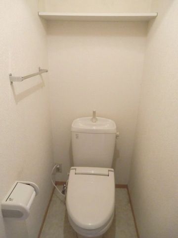 トイレ　上部棚付きのお手洗い