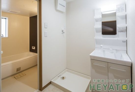 洗面設備　忙しい朝の身支度に便利なシャワー付き洗面化粧台