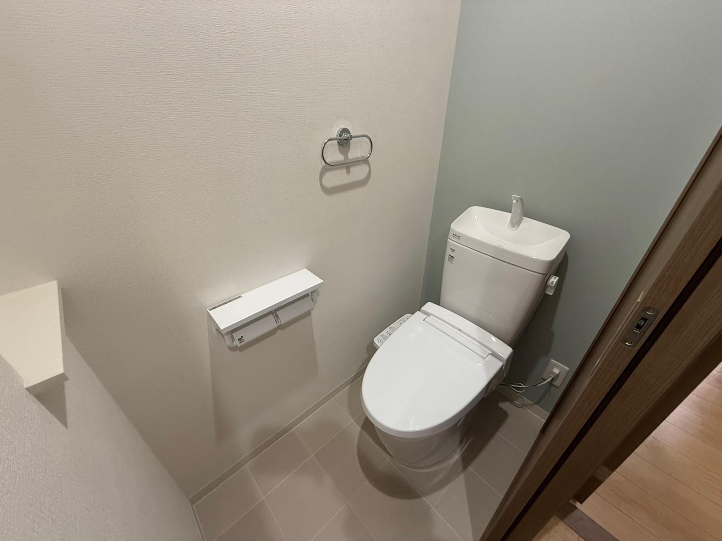 トイレ　収納ができる棚付きです