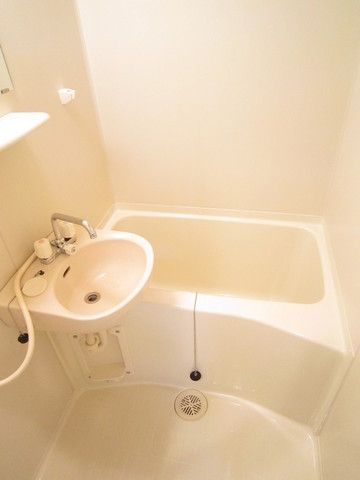 バス・シャワールーム　雨でも洗濯物が干せる浴室乾燥機能付き