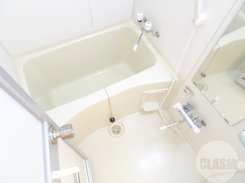 バス・シャワールーム　キレイにリフォームされています♪