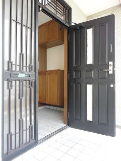 玄関　★ゆりが丘貸家・４LDK・133.73平米・駐車場２台可★