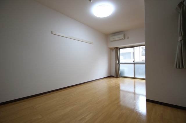 居室・リビング　同物件別号室のものです。