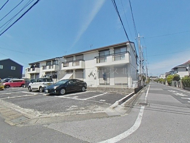 建物外観　シャッター雨戸も付いてるお部屋です
