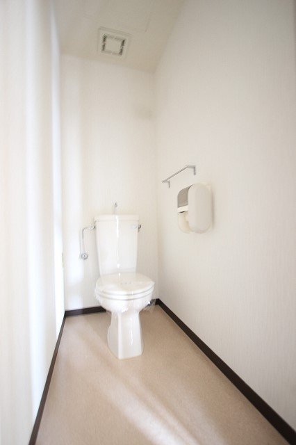トイレ　同物件別号室のものです。