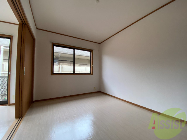 その他部屋・スペース　６帖の洋室が広がっています。シックで落ち着きのあるお部屋。