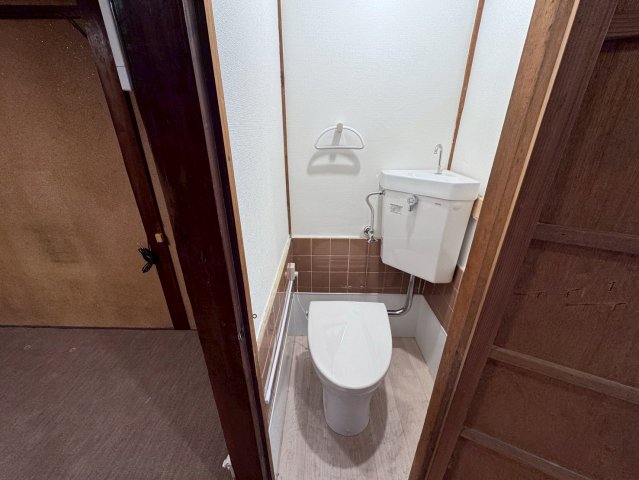 ＪＲ関西本線 加美駅 徒歩7分 2階建 築52年のトイレ写真