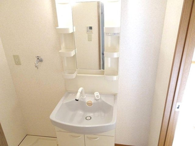 洗面設備　明るい洗面所です